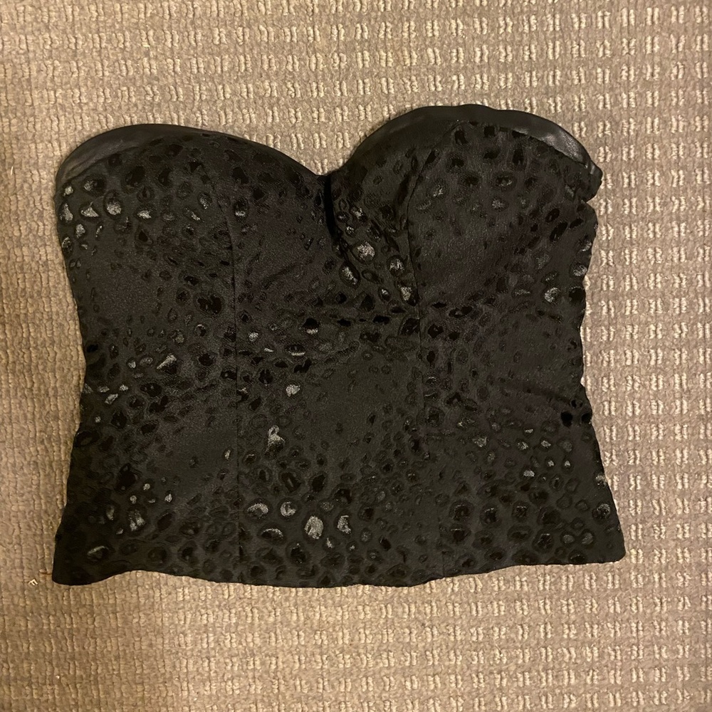 Guess strapless going out top